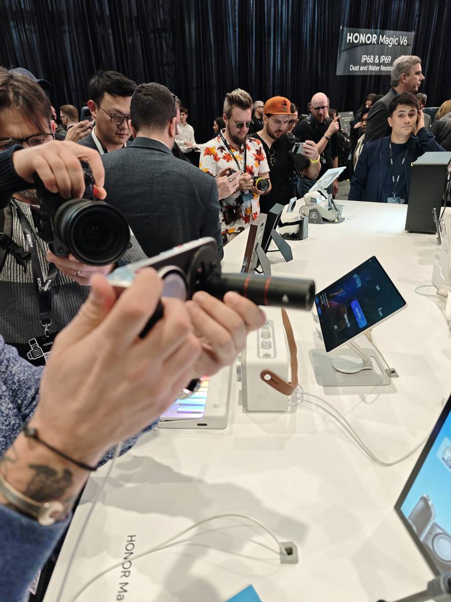 VIDEO Honorov robotski udar: Telefon s kamerom kao iz crtića i robot na dvije noge ukrali šou