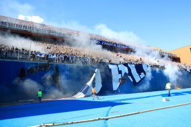 Torcida zapalila veliki transparent Bad Blue Boysima