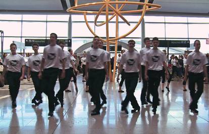 Nenajavljeni ušli među putnike pa ih oduševili irskim plesom
