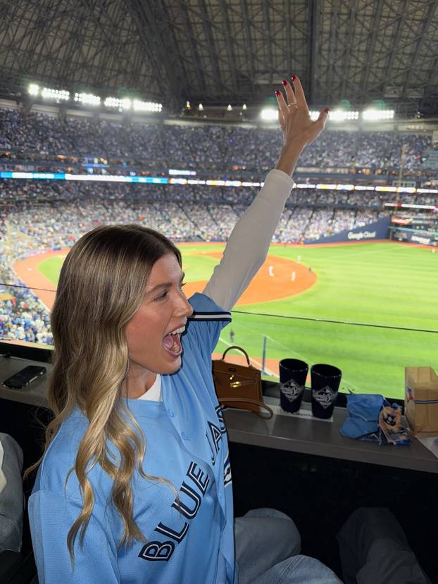 FOTO S 31 godinom oprostila se od tenisa, a zbog obrijane glave izgubila je vrijedno sponzorstvo