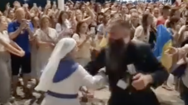 VIDEO Veselo na 'Mladifestu' u Međugorju: Svećenik zaplesao s časnom sestrom ispred crkve