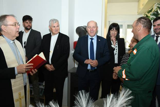 Petrinja: Ministar Bačić obišao tri obitelji koijim su izgrađene zamjenske kuće