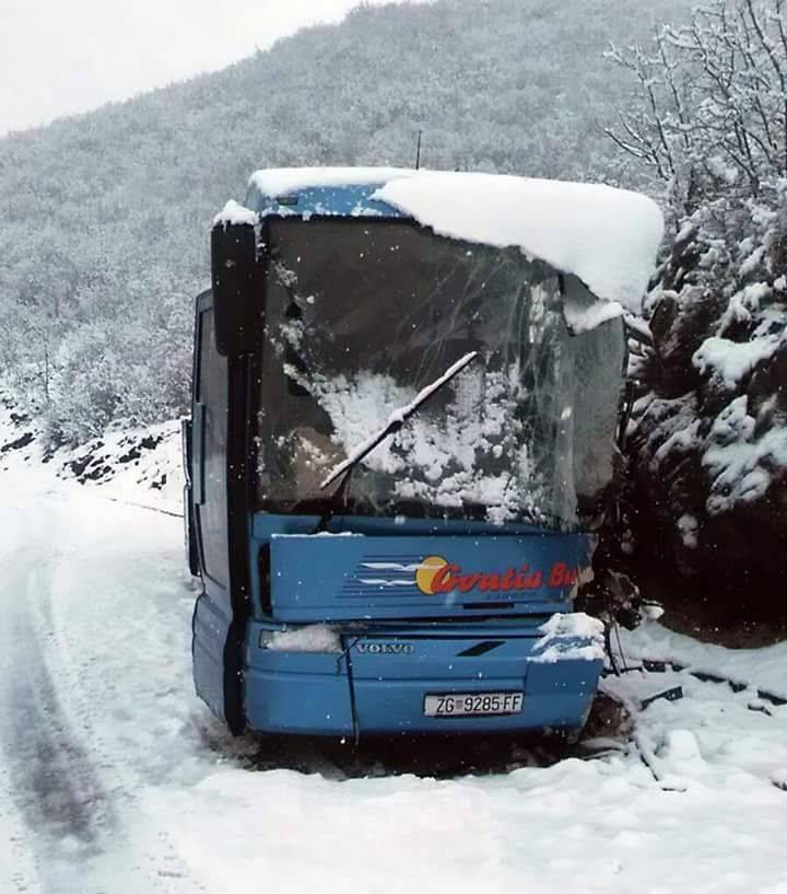 Autobus kod Zagvozda sletio s ceste: Vozač je teško ozlijeđen