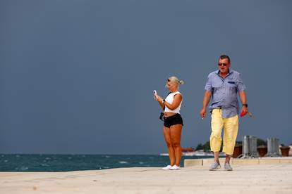 FOTO Kad Boris ugasi svjetlo:  Ovo je Zadar u podne. Čini se kao da je večer. Turisti u šoku