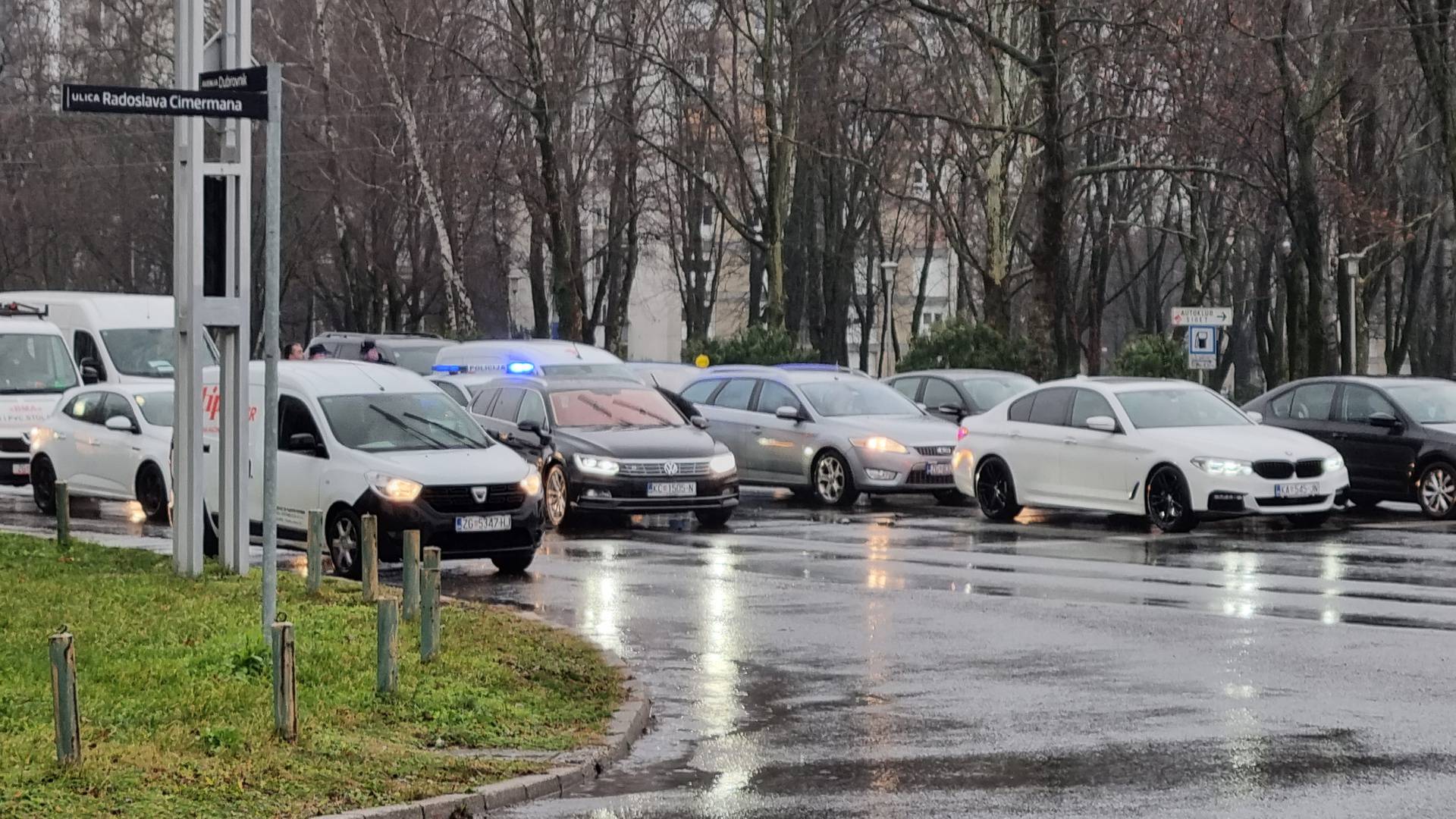 VIDEO Kod Velesajma razbijen policijski auto, čitatelj 24sata: 'Vidio sam trenutak nesreće'