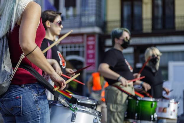 Zagreb: Održan protuprosvjed moliteljima na Trgu bana Josipa Jelačića