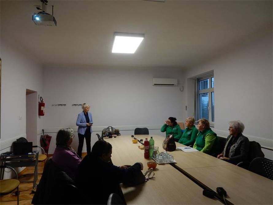 Gerontodomaćice u akciji: Policija ih uči kako prepoznati online prevare i zaštititi starije