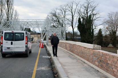 FOTO Vandali su bacili dijelove ograde sa sisačkog mosta, a u Kupi se nakupilo smeća i granja