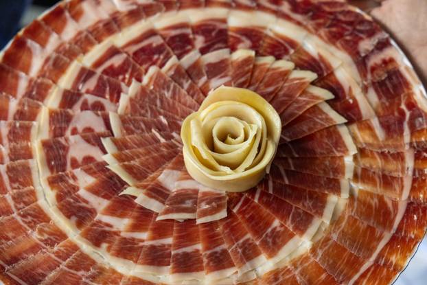 Otvoren 17. Internacionalni sajam pršuta u Tinjanu