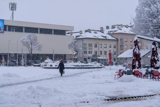 U Gospiću je izmjereno 16 cm snijega