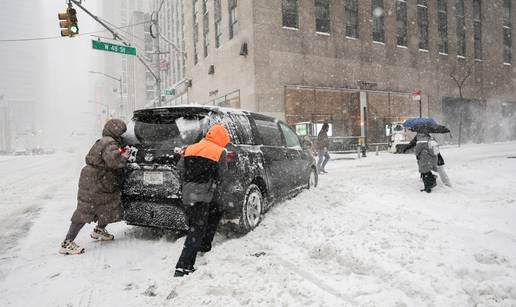 VIDEO Stra&scaron;ne snimke iz New Yorka: Snje&zcaron;na oluja pogodila grad, jak vjetar raznosi snijeg