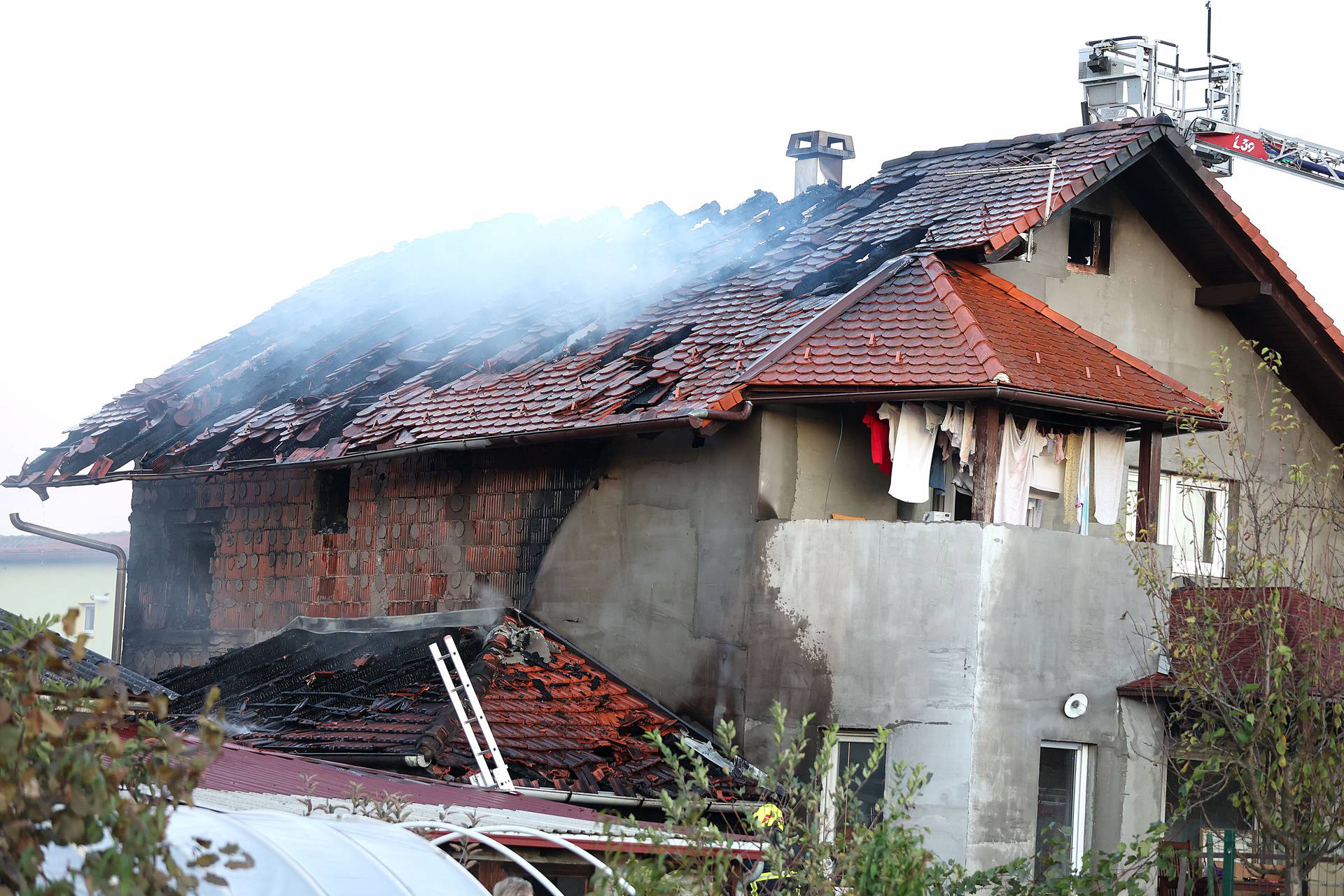 Zagreb: Vatrogasci gase požar na obiteljskoj kući u Blatu