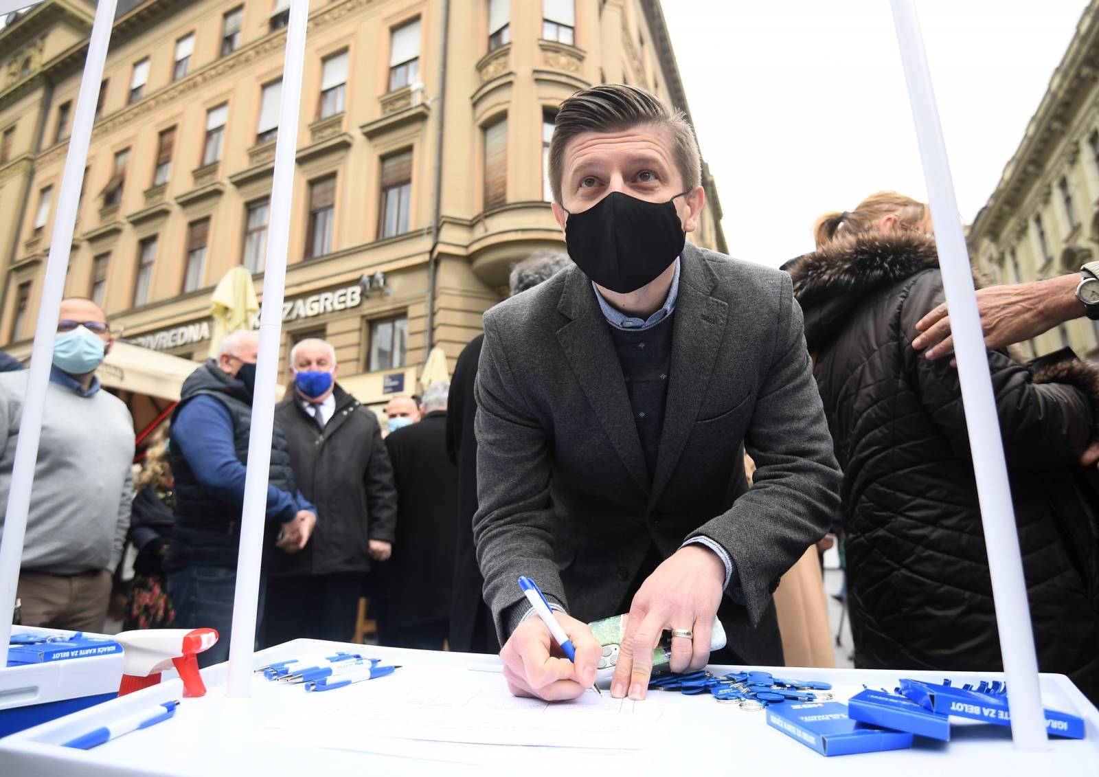Zagreb: HDZ na čelu s Plenkovićem započeo s prikupljanjem potpisa