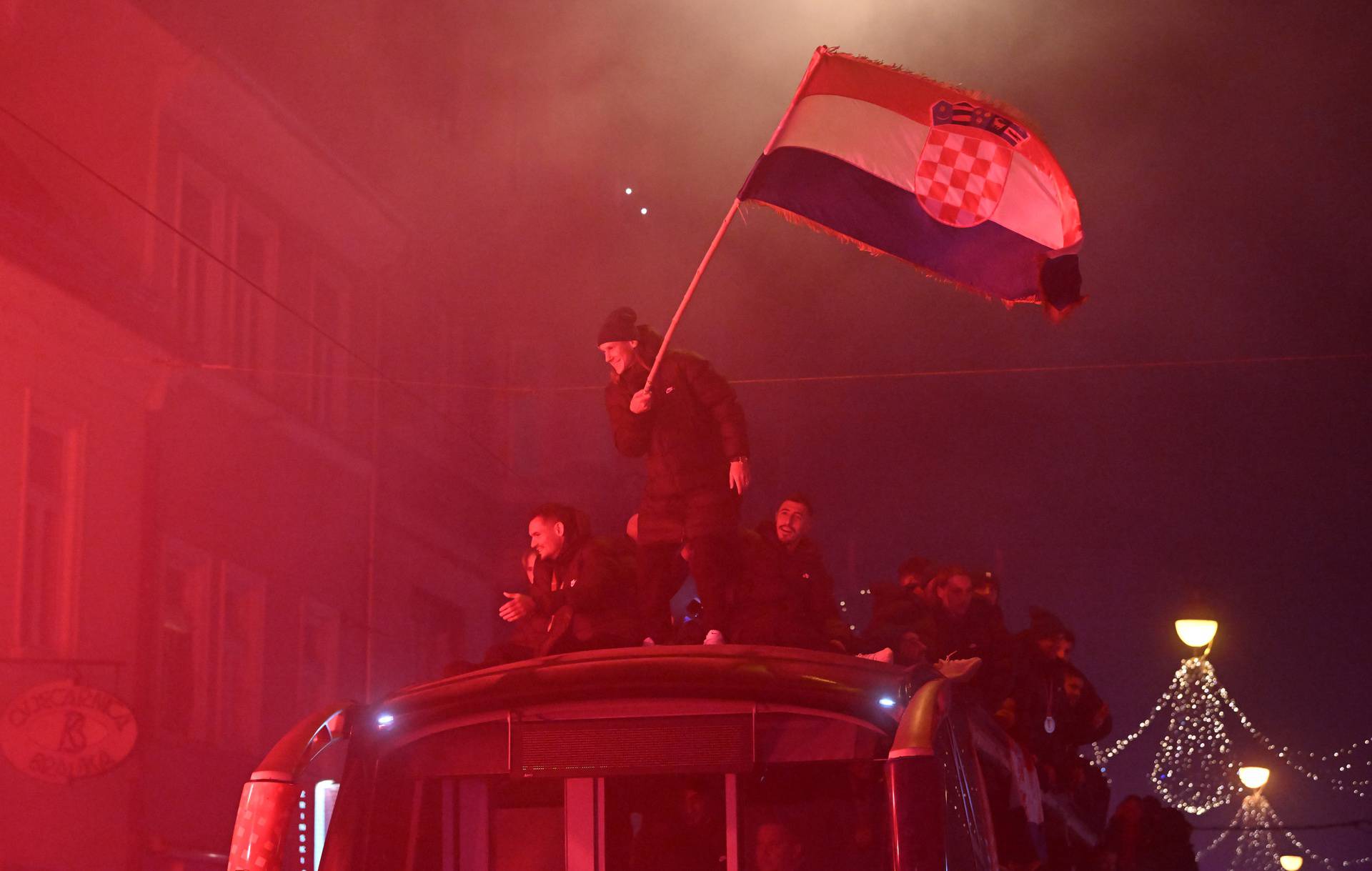 Nogometaši s hrvatskom zastavom stižu na Trg