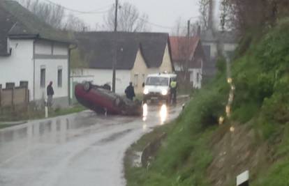 Prebrzo vozio, udario zemljani nasip i autom završio na krovu