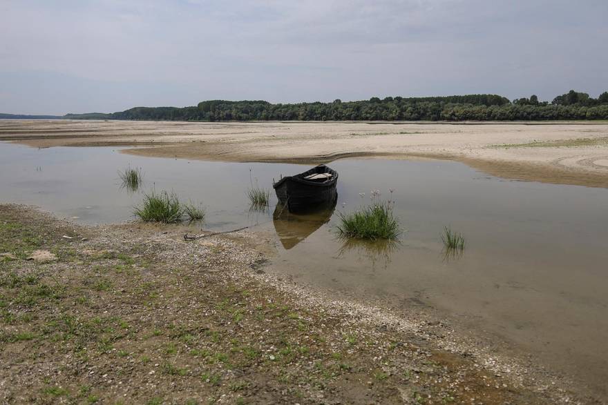 Ekstremno niski Dunav sru&scaron;io stoljetni rekord, niska i Drava. &Dstrok;urokovi&cacute;: Situacija je ozbiljna