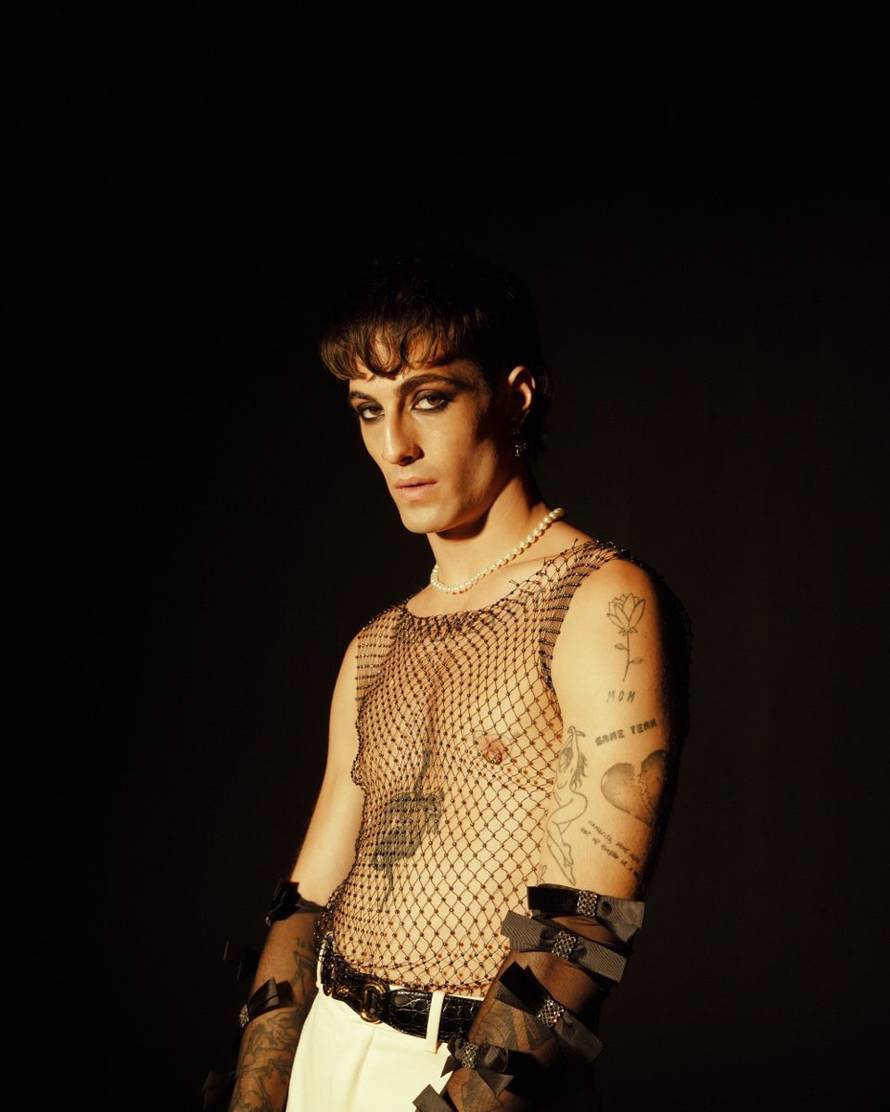 Damiano pozirao u prozirnom grudnjaku i seksi najlonkama