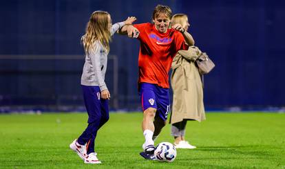 FOTO Tata, tata, ajde mene prođi! Modrić nakon utakmice zaigrao nogomet s djecom...