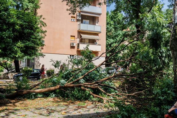 Nevrijeme poharalo Split, vatrogasci imaju pune ruke posla