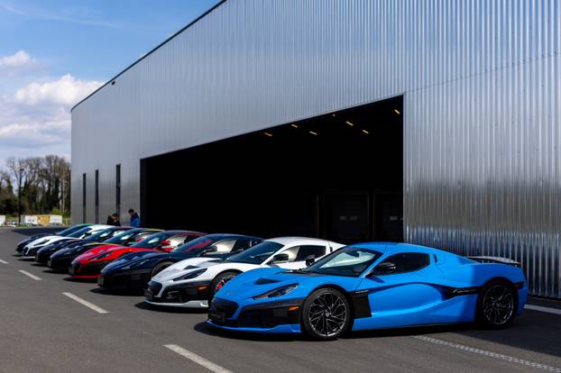 Rimac Nevere parkirane ispred Rimac kampusa u Kerestincu povodom Trilblazers Toura