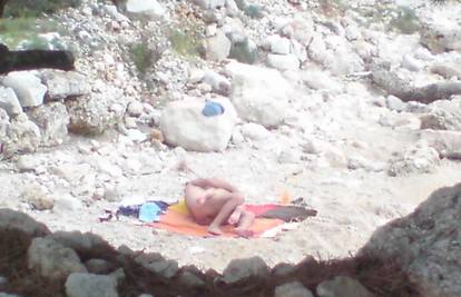 Ljubavni klinč na plaži (2): Ne smeta im što ih gledaju 