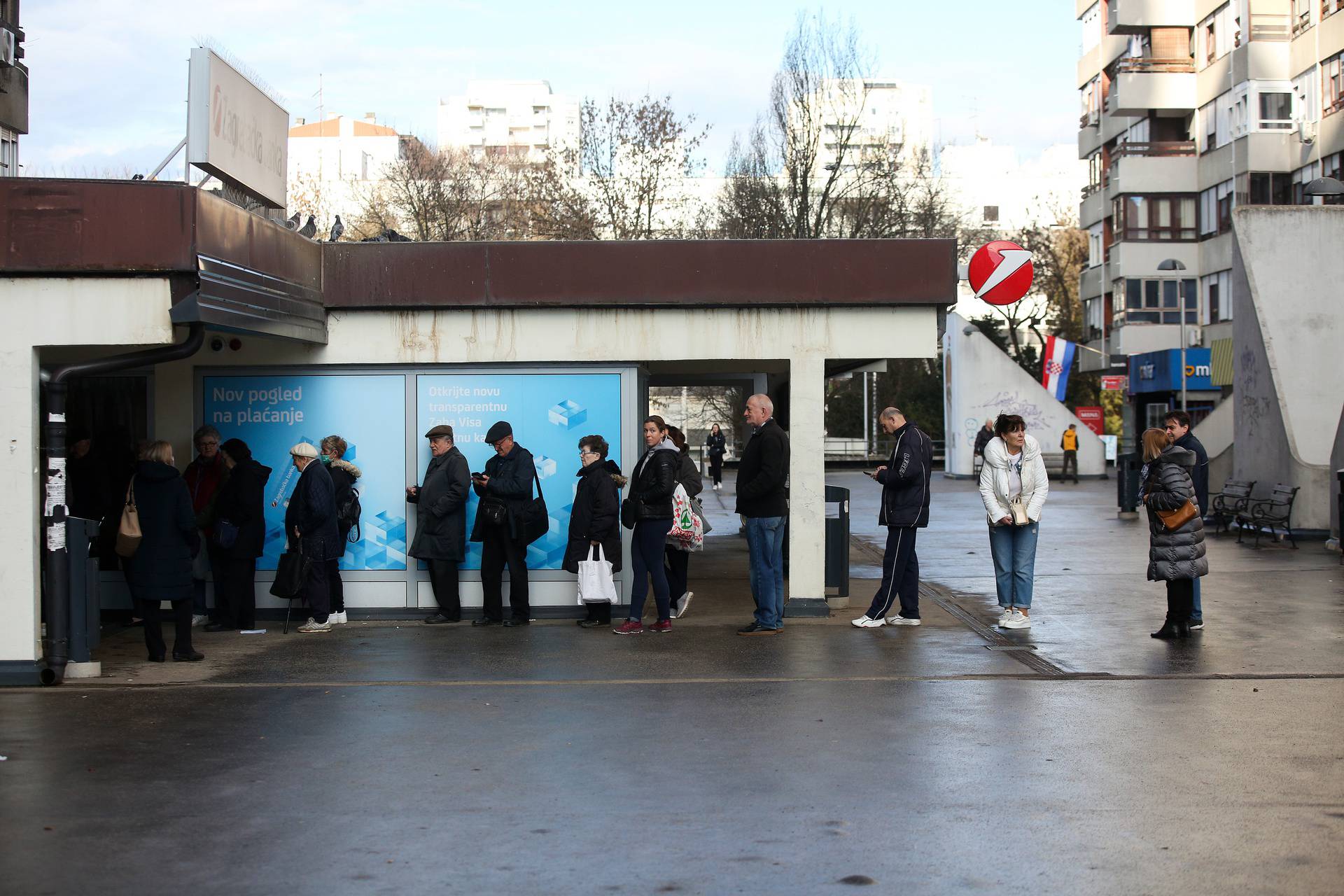 Zagreb: Gužve ispred banaka zbog konverzije kune u euro