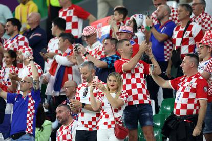 KATAR 2022 - Navijači na stadionu tijekom utakmice Hrvatske i Brazila u četvrtfinalu Svjetskog prvenstva u Katru