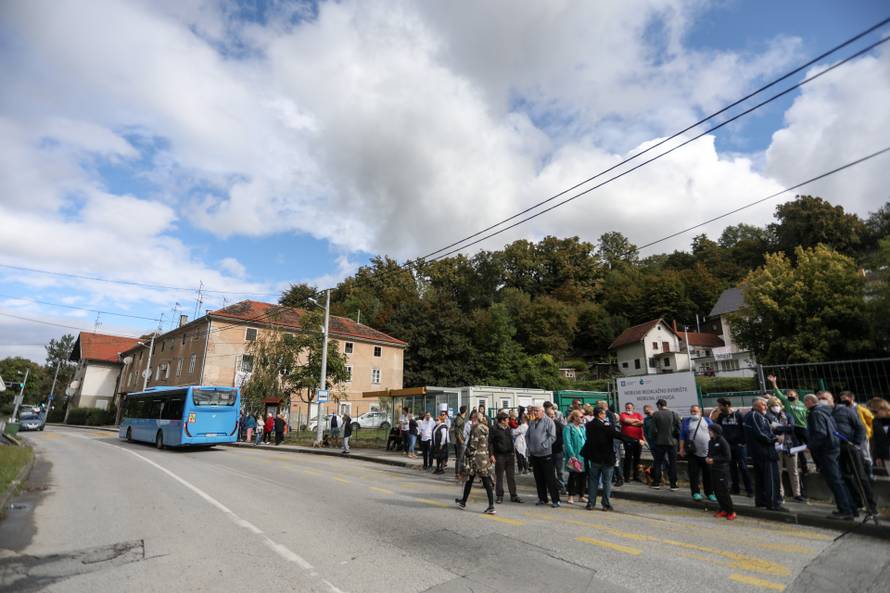 Zagreb: Stanovnici Črnomerca mirno prosvjedovali zbog izgradnje reciklažnog dvorišta