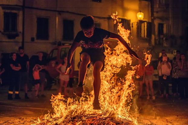 Mladići preskakali krijes Svetog Ivana i tjerali štrige preko Učke