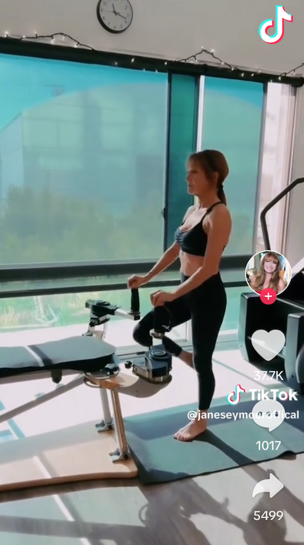 FOTO Nitko ne može vjerovati da ona ima 75 godina! Seymour pokazala figuru i svoj trening