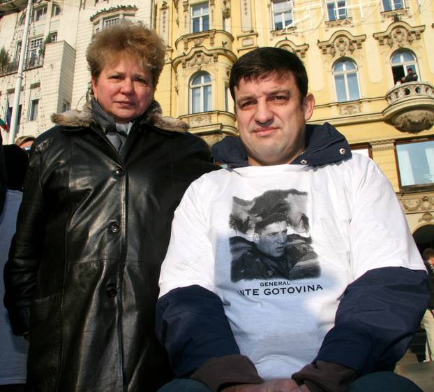 ARHIVA -  Tristotinjak osoba okupilo se na Jelačićevom trgu tijekom skupa podrške Gotovini