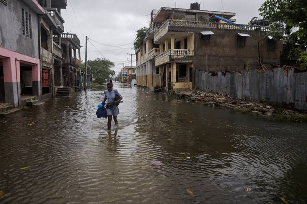 Hurricane Melissa brings heavy rains to Les Cayes