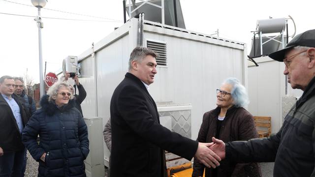 Predsjednik Milanović obišao je stambeno kontejnersko naselje u Petrinji i susreo se sa stanarima