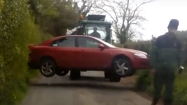 Ovo mu je škola: Farmer mu je auto 'pomaknuo'  utovarivačem