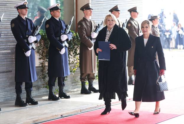 Kolinda izašla iz auta u balerinkama, a nakon ulaska u Predsjedničke dvore obula bijele štikle