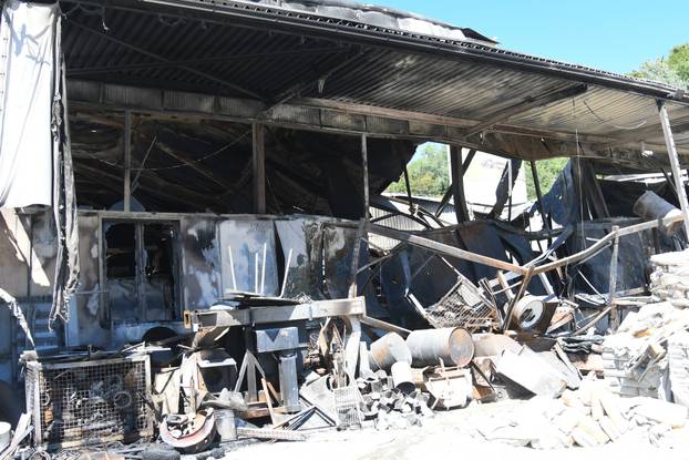 Nakon velikog požara tvornica Baumit u Siraču potpuno je uništena