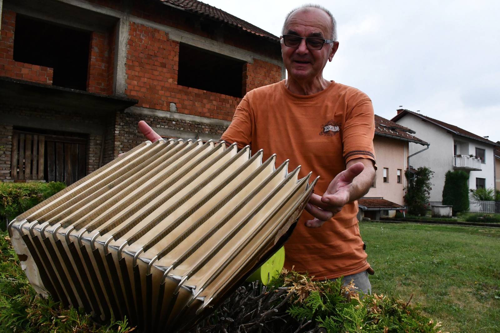 Nova Gradiška: Stanovnici saniraju posljedice jučerašnjeg nevremena