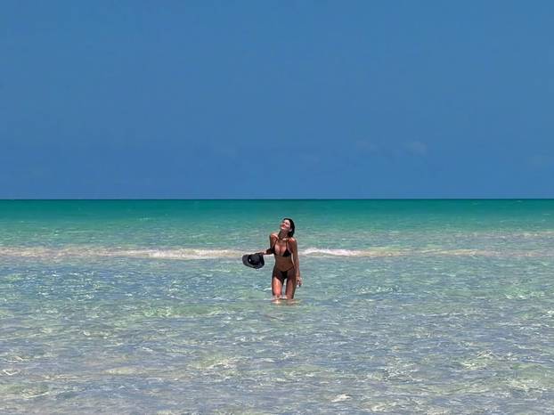 FOTO Njoj nije hladno! Tangice, pijesak i oskudni bikini: Ovako odmara izazovna Kylie Jenner