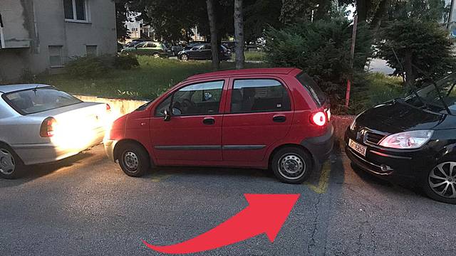 Zagrepčanka nudi 100 € onome tko joj isparkira auto i još prijeti paukom, a stoji na žutoj liniji!