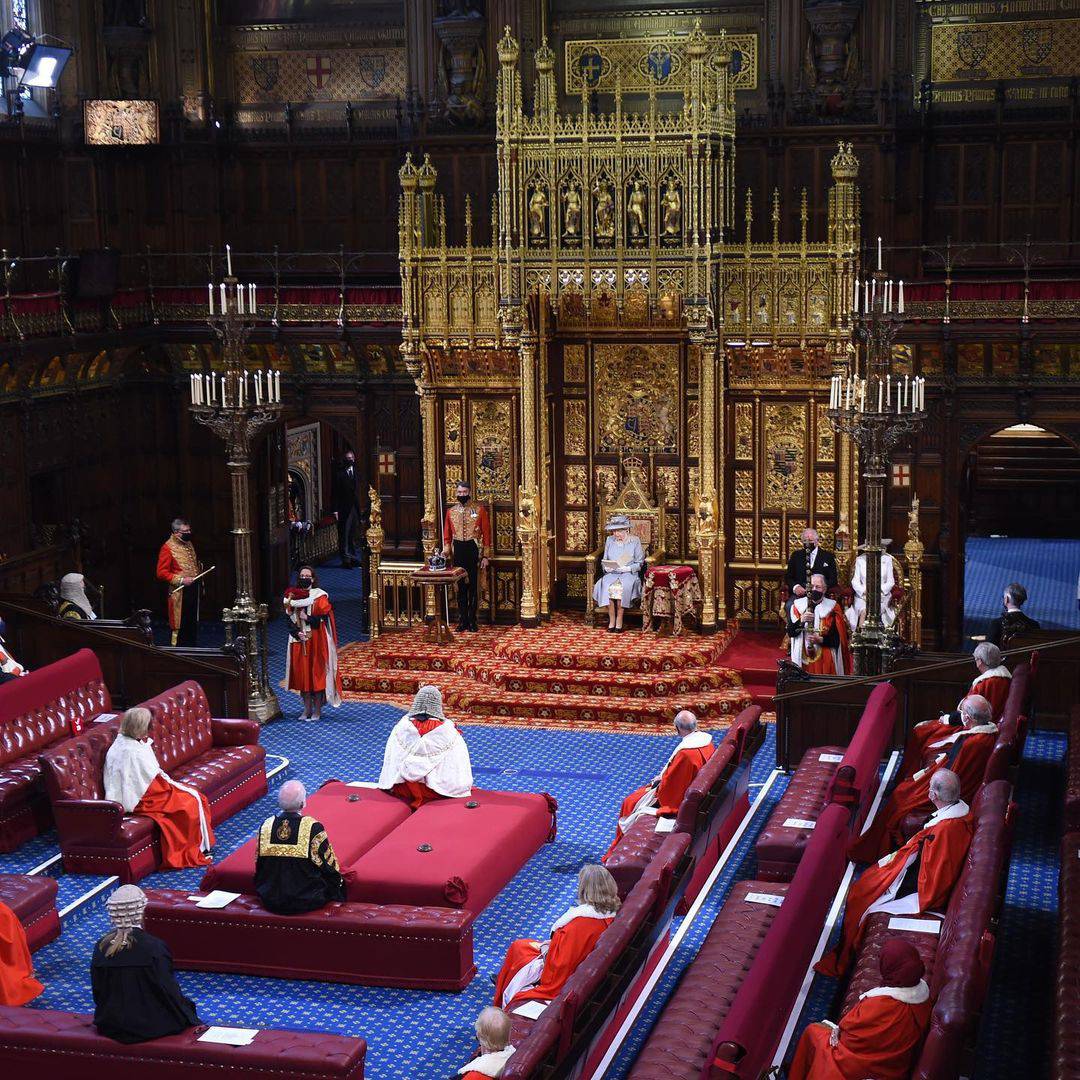 Kraljica Elizabeta II. sama na prvoj ceremoniji, tron princa Philipa zamijenili malim stolom