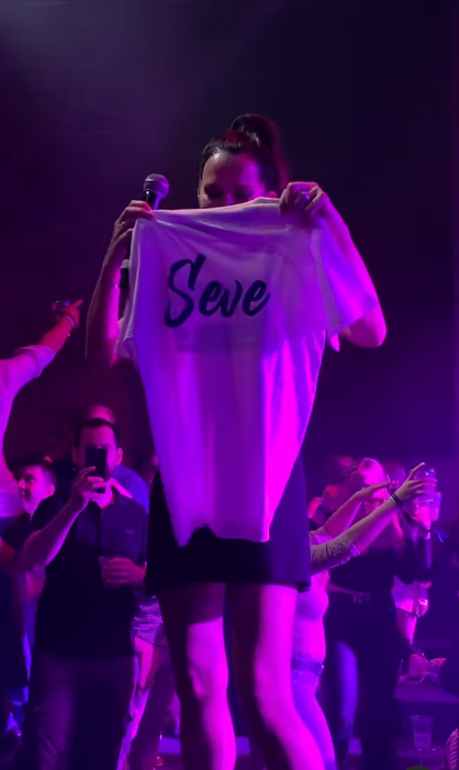 VIDEO Severinu za vrijeme nastupa na Rimčevoj zabavi iznenadili majicom Nevere