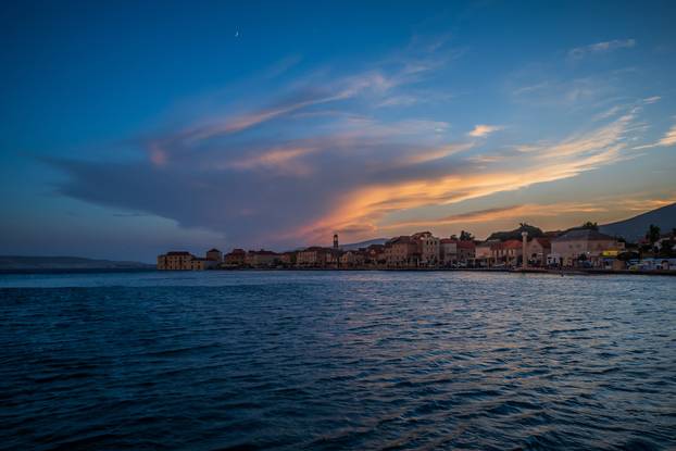 Kašel Stari: Olujni oblaci na nebu tijekom zalaska sunce