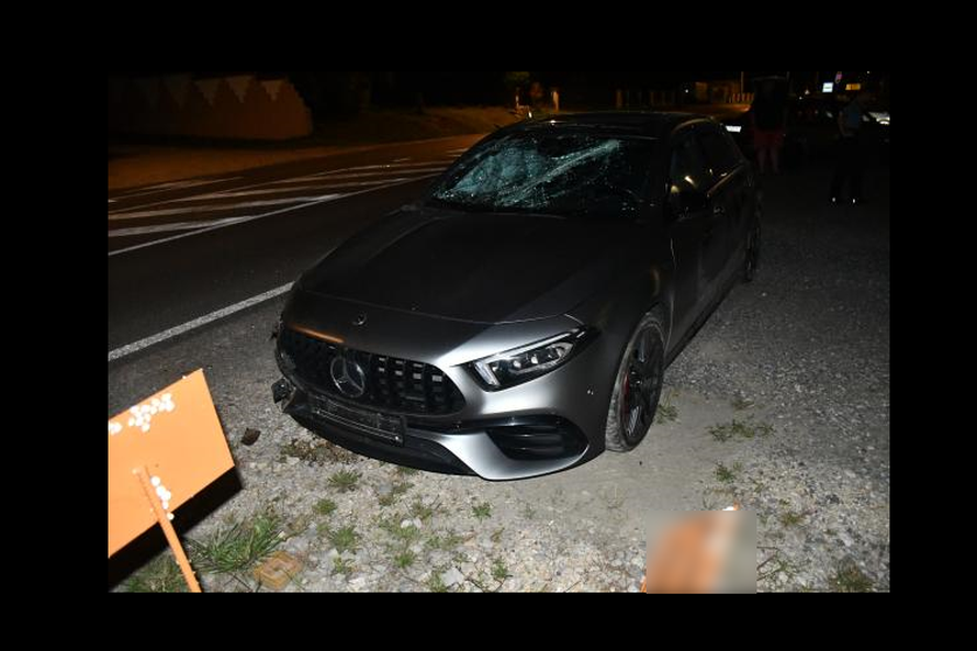 FOTO Pijan izletio kraj Zeline pa rušio sve pred sobom: Pokosio stupove i znakove Mercedesom