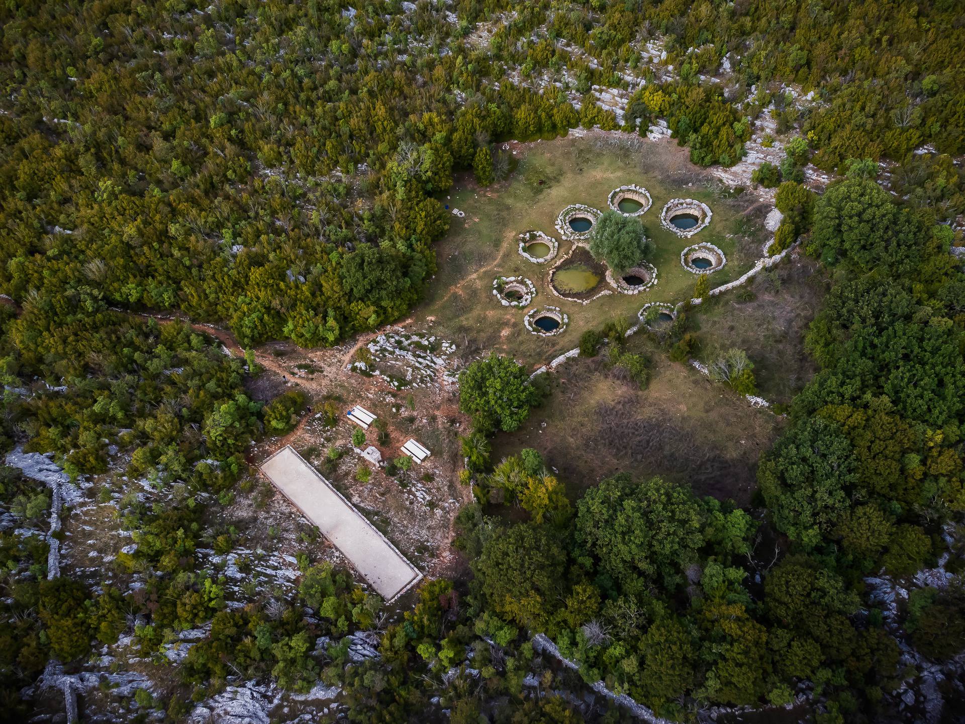 Malo ljudi zna za ove misteriozne bunare u Dalmatinskoj zagori, legenda kaže da nikad nisu presušili