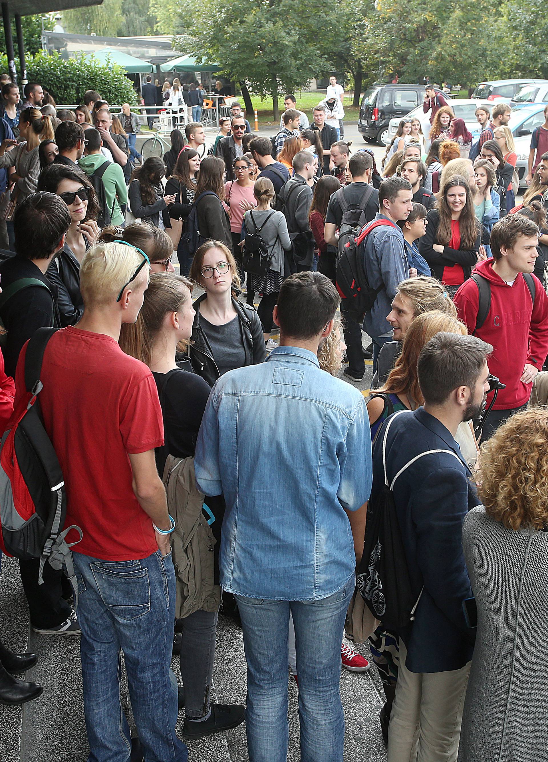 Rektor: Situacija je ozbiljna. Profesor: Dekan nek' se stidi!