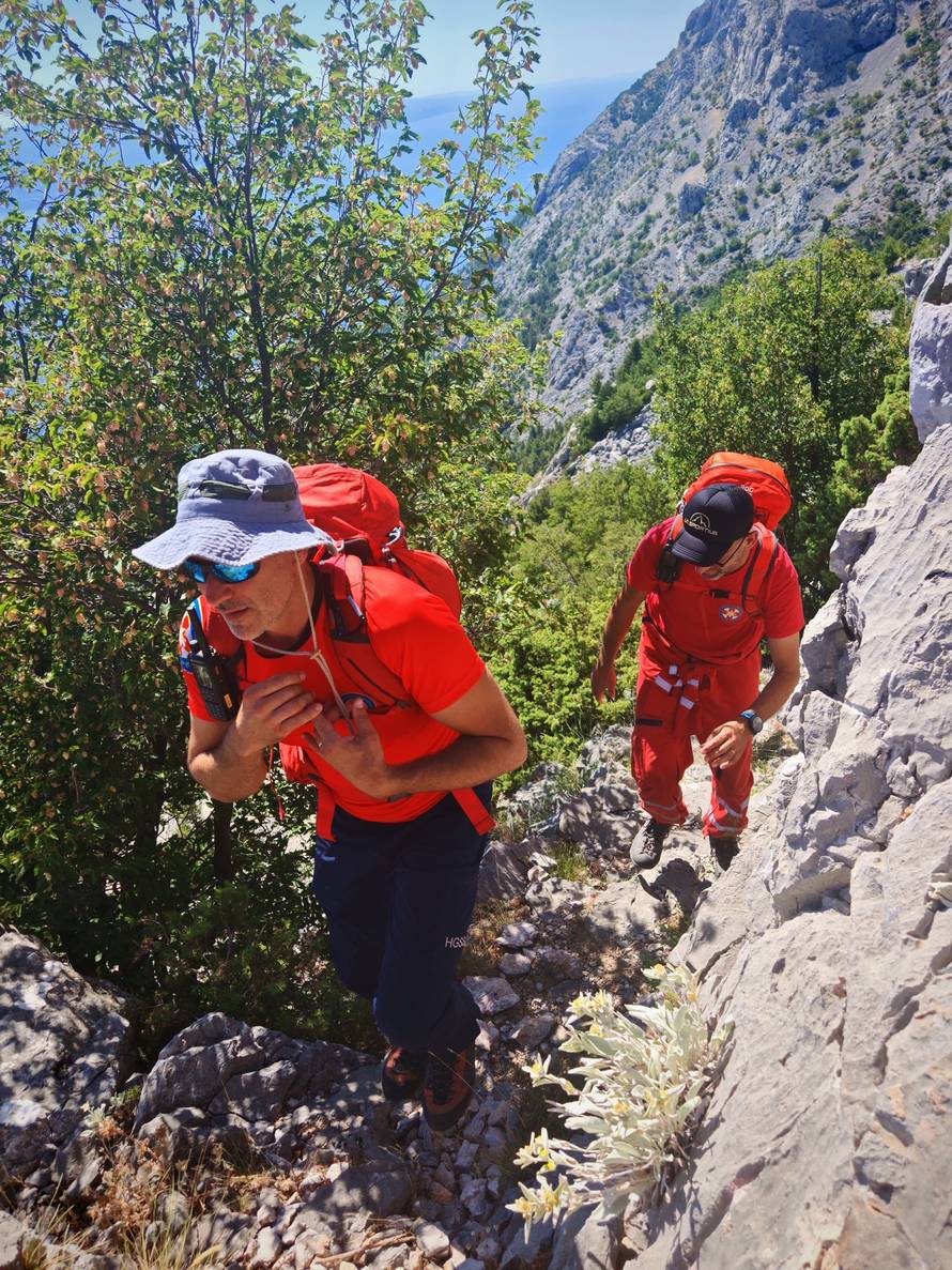 FOTO HGSS sa Sv. Ilije spašavao stranca koji se izgubio: 'Bio je iscrpljen, na suncu je preko 40'