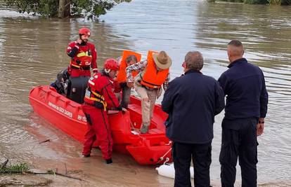 FOTO Iz oteretnog kanala su spašavali dvoje ljudi: Pokušali su se autom probiti kroz vodu