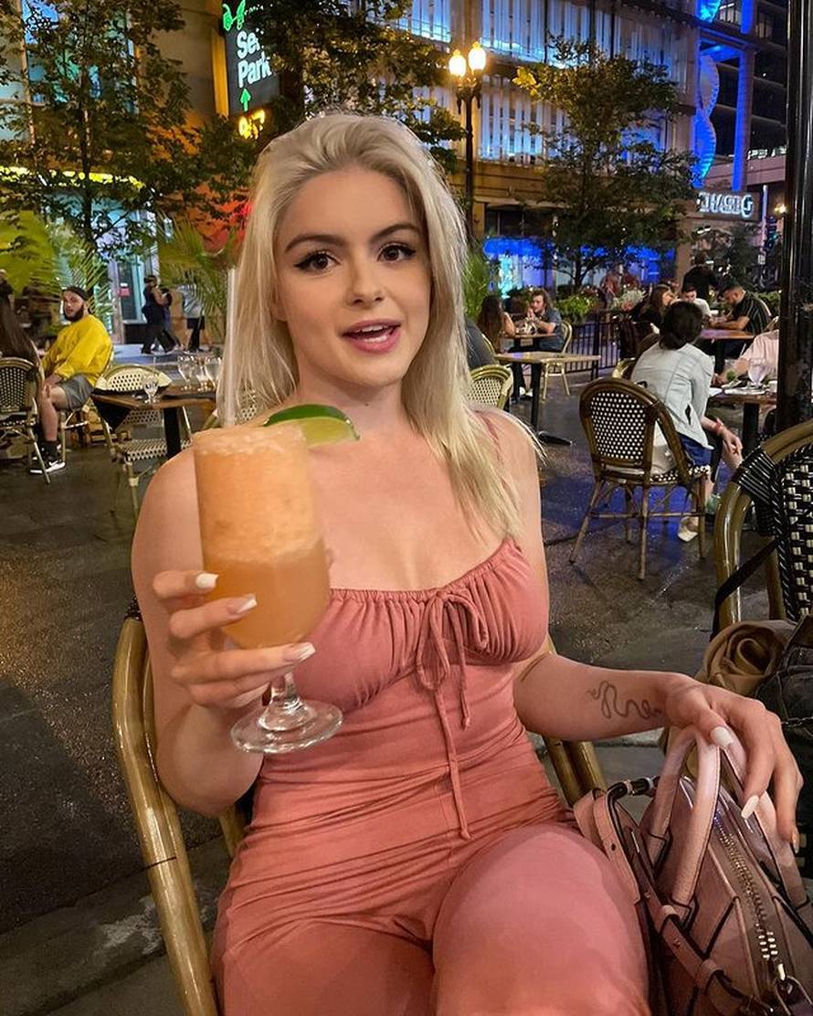 Ariel iz 'Moderne obitelji' majka je zlostavljala, vrijeđali je zbog debljine pa je smanjila grudi