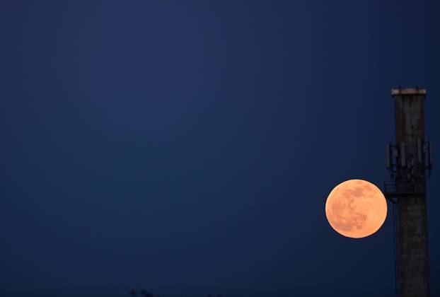 Uskrsni mjesec nad Zagrebom - kao da nas podsjeća na Isusovu muku i samu bit blagdana