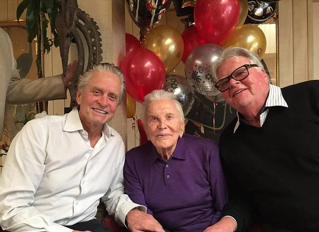 Kad starci 'partijaju': Stigle su fotke sa 101. rođendana Kirka